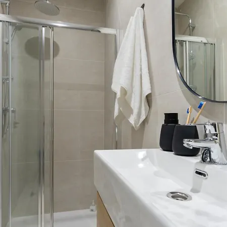 Matisse, Totalmente Reformado Y Modernista Apartamento Gijón